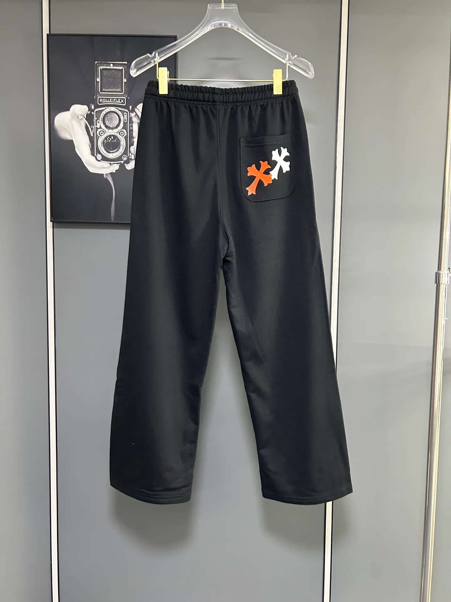 P220 Chrome Hearts 25 new colorful cross-mark loose straight trousers 2025 autumn and winter new embroidered elastic band casual trousers, customized fabrics at the counter. Made of 400g high-version terry fabric, with high breathability and comfort, impeccable details, no pilling and no deformation, brand element design concept, reflecting high quality. It feels delicate and soft! It presents casual tailoring, the same style for men and women, and the upper body shape is awesome! Size: S M L XL Color: Gray